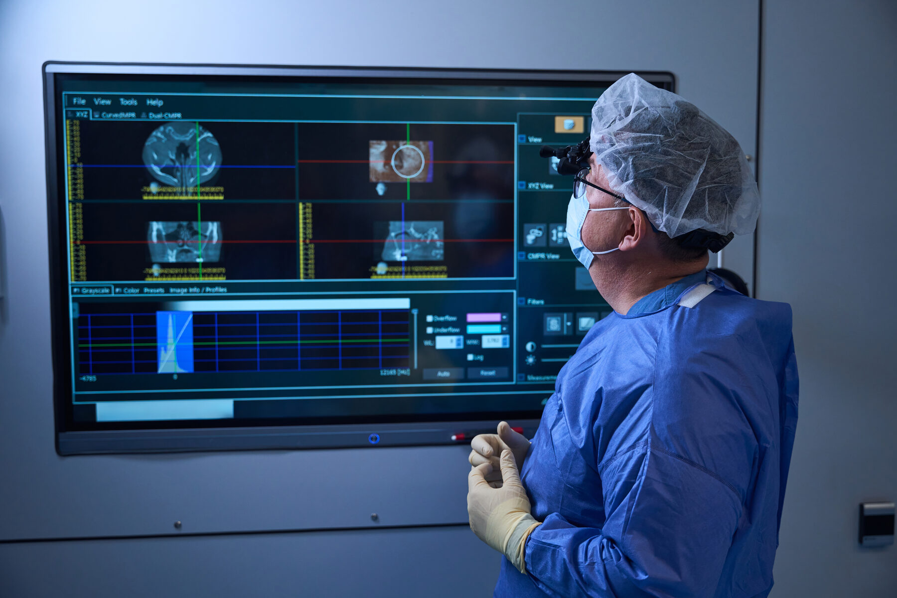 Specjalista analizuje skany medyczne na ekranie diagnostycznym